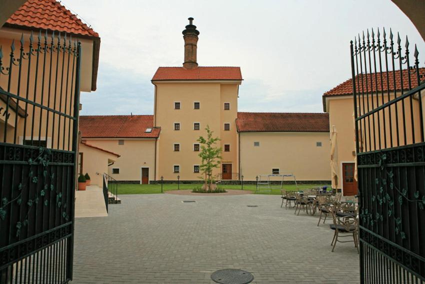 Chateau Krakovany Exteriör bild