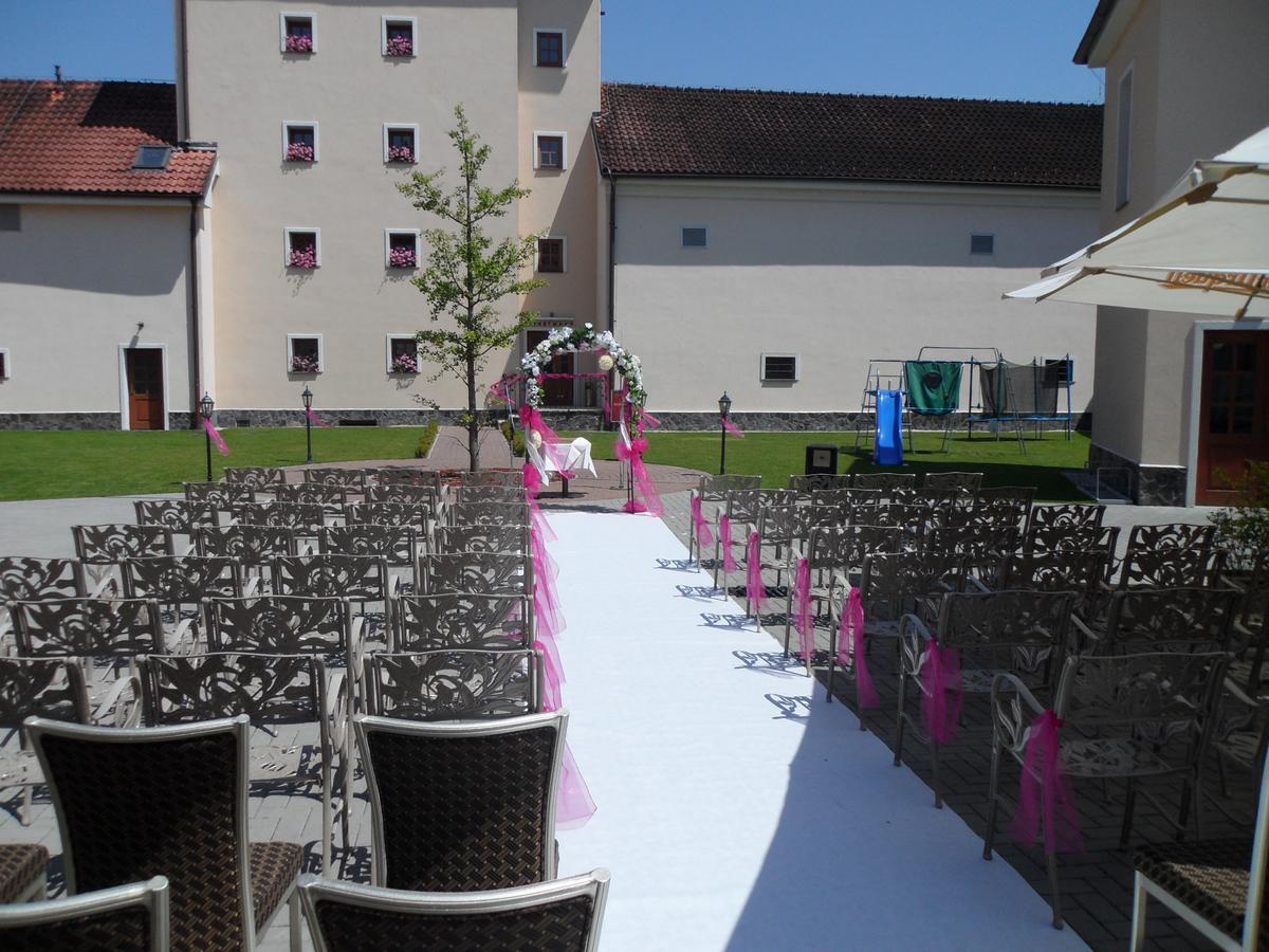 Chateau Krakovany Exteriör bild